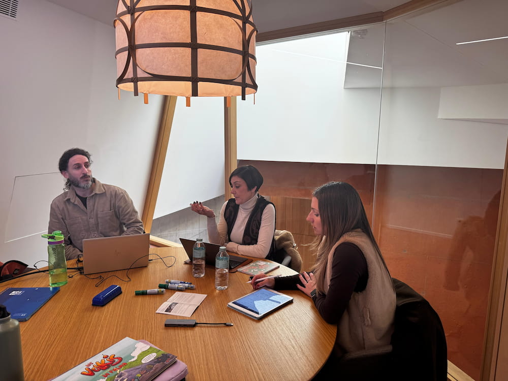 Primera reunió de l’equip de divulgació SISMOVEGA per coordinar les activitats de comunicació, educació i transferència de coneixement del projecte a la regió de Vega Baja, celebrada a partir del 16 – 18 de febrer de 2026 a Geociencias Barcelona i Espai Cràter (Olot, Girona).