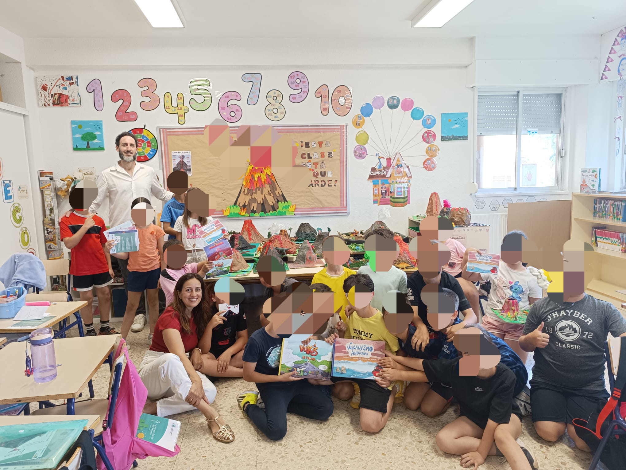 Una xerrada divulgativa del projecte SISMOVEGA sobre riscos naturals va tenir lloc el 22 de maig de 2026 al col·legi CEIP Virgen de los Dolores (Dolores, Alacant). Els estudiants van aprendre sobre volcans, terratrèmols i els objectius del projecte SISMOVEGA; i a més van mostrar amb orgull els seus volcans fets a mà!